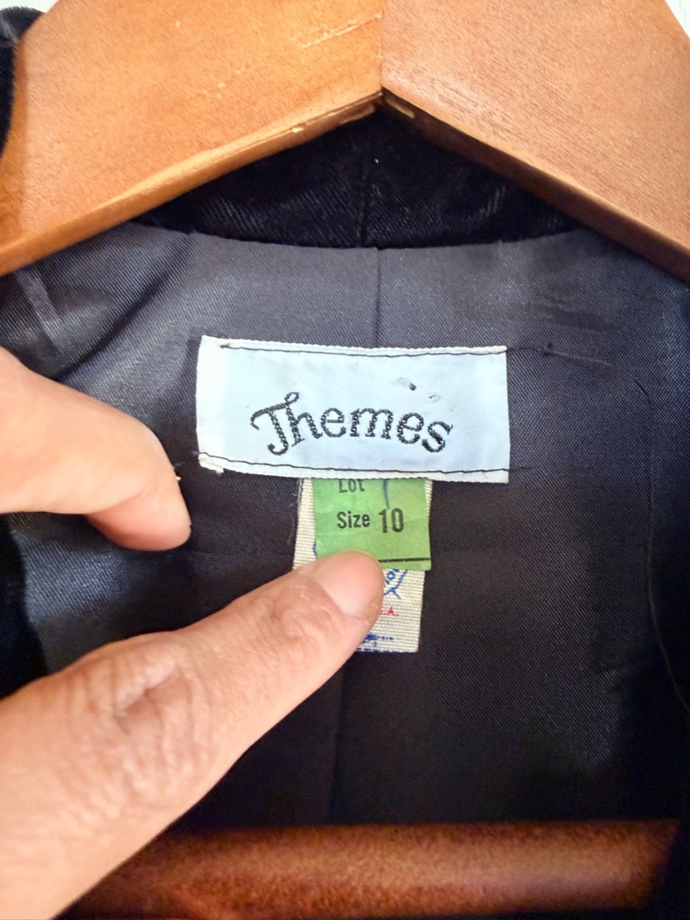 Vintage Themes Black Velvet Blazer | Faux Fur Cuff - Picture 11 of 13